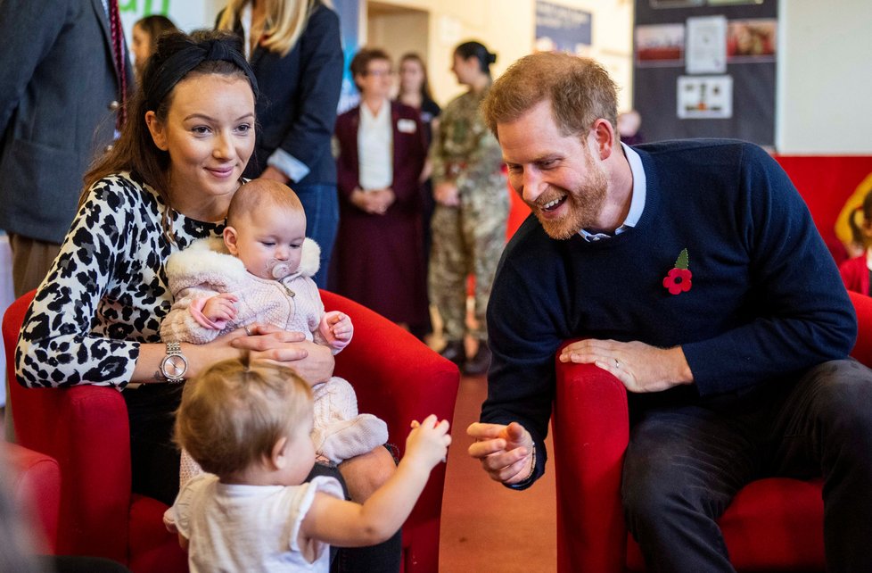 Harry a Meghan zašli na ranní kávu se členy rodin vojáků nasazených do akce.