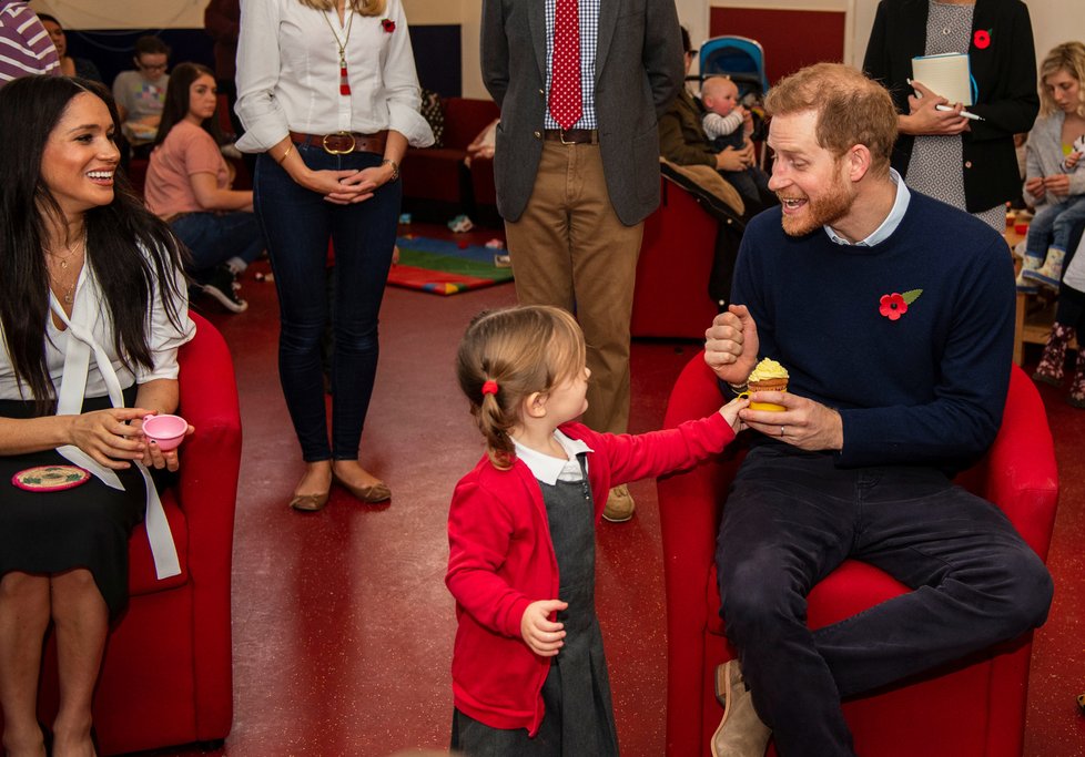 Harry a Meghan zašli na ranní kávu se členy rodin vojáků nasazených do akce.