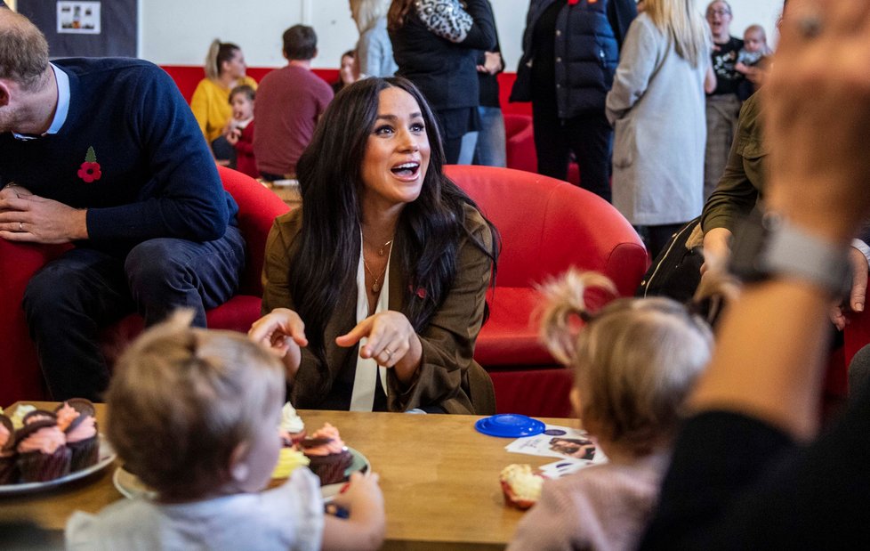 Harry a Meghan zašli na ranní kávu se členy rodin vojáků nasazených do akce.