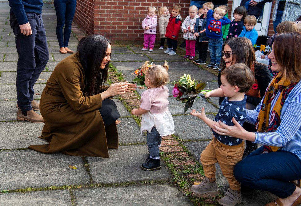 Harry a Meghan zašli na ranní kávu se členy rodin vojáků nasazených do akce