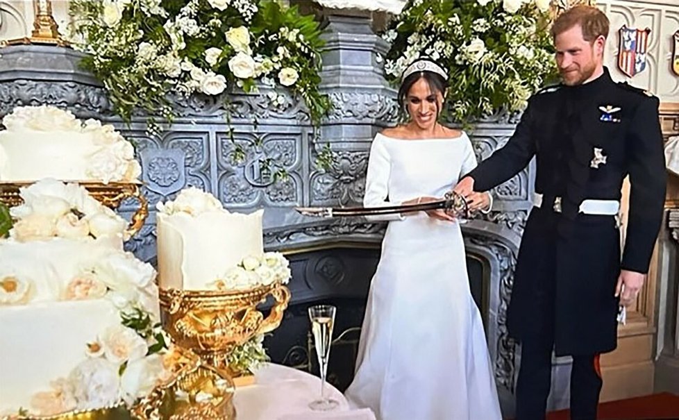Novomanželé Harry a Meghan krájí svatební dort.