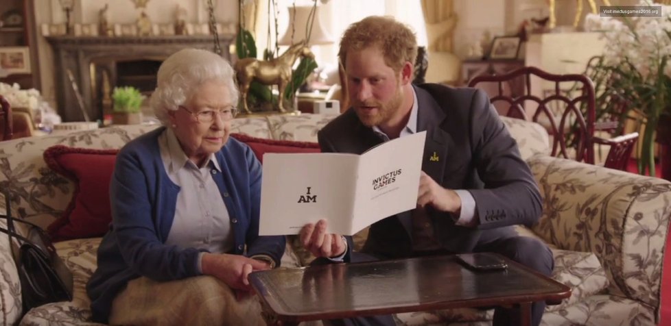 Harry ukazuje své babičce, co soutěž, kterou založil, obnáší.