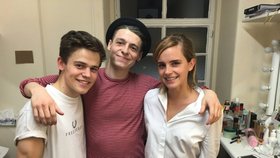 Sam Clemmett (Albus), Anthony Boyle (Scorpius) a filmová Hermiona Ema Watson