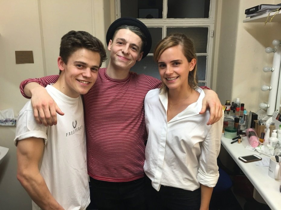 Sam Clemmett (Albus), Anthony Boyle (Scorpius) a filmová Hermiona Ema Watson.