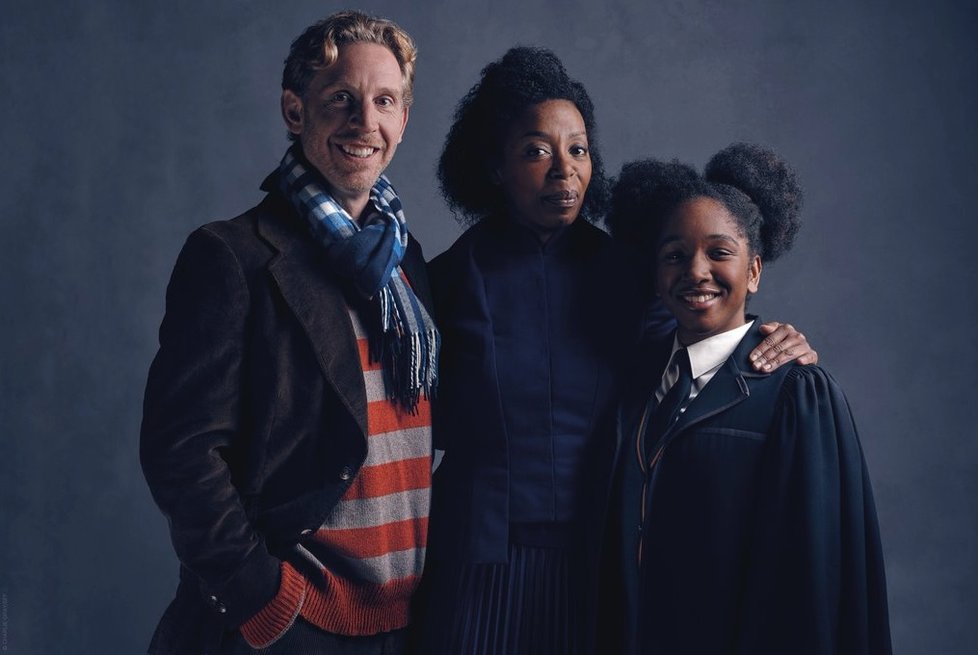 Hermionu hraje v divadelním pokračování ságy černoška, Noma Dumezweni ze Svazijska. Tohle je celá rodina Weasley-Grangerů. Dcera dostala jméno Rose.