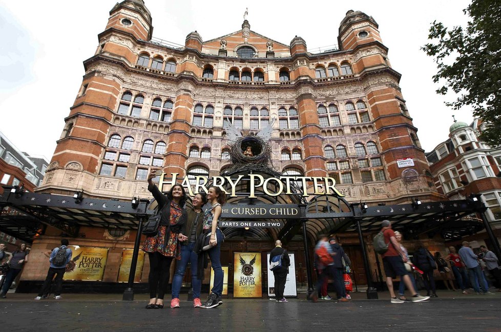 Pokračování ságy Harryho Pottera je zatím pouze divadelní. Představení jsou vyprodána a ceny na internetu šplhají.
