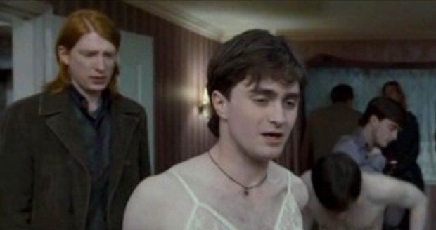Daniel Radcliffe se v novém filmu o Harry Potterovi objeví v dámské podprsence.