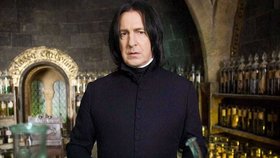 Britský herec Alan Rickman jako profesor obrany proti černé magii Severus Snape