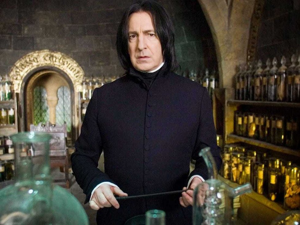 Britský herec Alan Rickman jako profesor obrany proti černé magii Severus Snape.