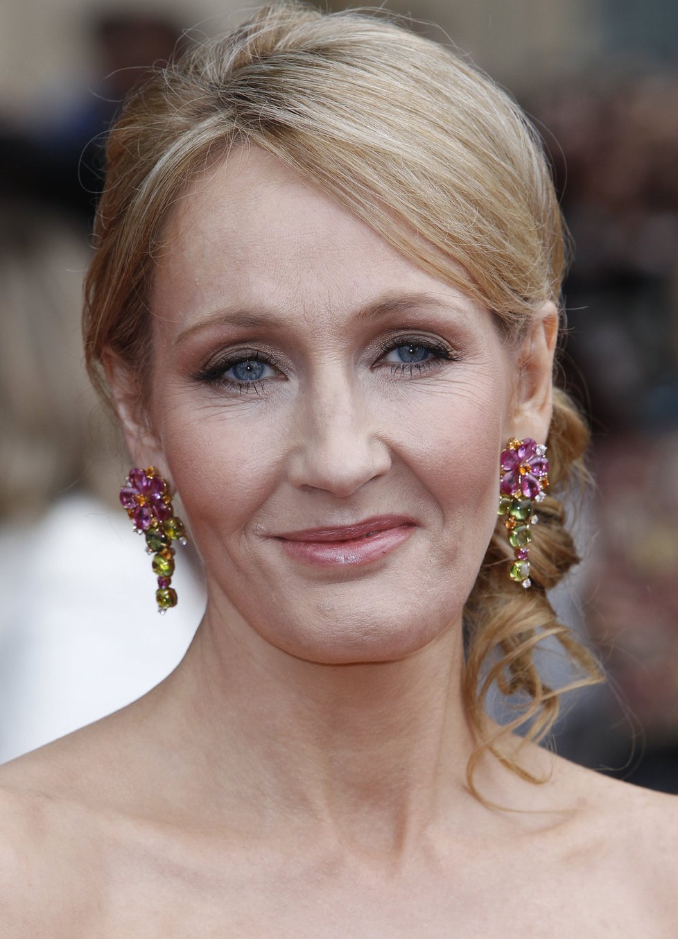 J. K. Rowlingová je autorkou knih o čarodějném učni.