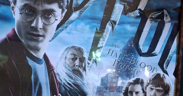 Cientos de jóvenes y mayores amantes de la saga mágica y de Harry Potter visitaron durante el fin de semana la nueva exposición en Letohradek Mitrovski en Brno. Cientos de jóvenes y mayores amantes de la saga mágica y de Harry Potter visitaron durante el fin de semana la nueva exposición en Letohradek Mitrovski en Brno.