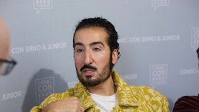 I u nás obsazovaný Predrag Bjelac dorazil coby ředitel Kruvalu, drsné školy ze světa Harryho Pottera, se svými kumpány Tolgou Saferem a zejména dámami všeho věku milovaným Stanislavem Yanevskim do Brna. Blesku tam odkryli i některá tajemství...