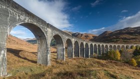Viadukt Glenfinnan ve Skotsku si zahrál i ve filmech o Harrym Potterovi.