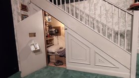 Ještě než se otevře hlavní část prohlídky, nakouknout můžete do přístěnku pod schody, kde Harry Potter vyrůstal.