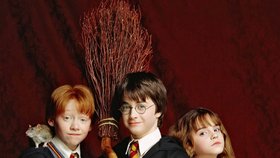 Hlavní trio kouzelníků z Bradavic, (zleva) Ron Weasley, Harry Potter a Hermiona Grangerová v prvním dílu filmového zpracování.