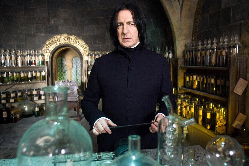 Všechny okouzlí učebna lektvarů, v níž na bylinky i jedy dohlíží milovaný Severus Snape, jehož hrál Alan Rickman.