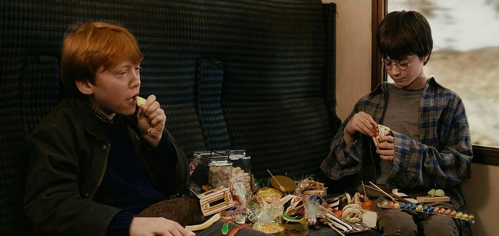 Nechybí scéna z prvního dílu, v které se potkali Harry Potter a Ron Weasley, a pořádně se přecpali sladkostmi.