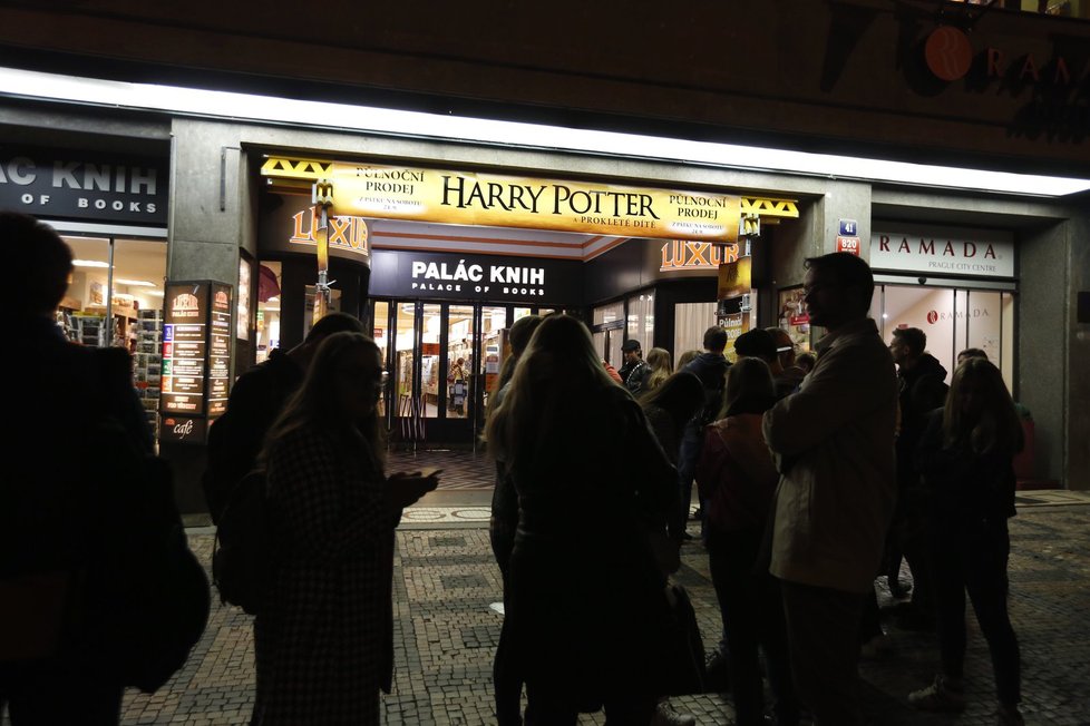 Harry Potter znovu ovládl Česko: Fanoušci čekali ve frontě na prodej nové knihy.