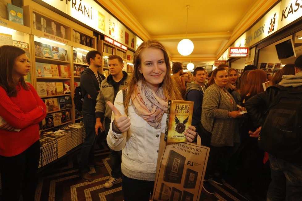 Harry Potter znovu ovládl Česko: Fanoušci čekali ve frontě na prodej nové knihy.