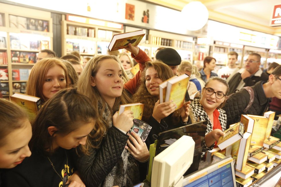 Harry Potter znovu ovládl Česko: Fanoušci čekali ve frontě na prodej nové knihy.