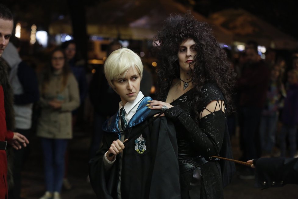 Harry Potter znovu ovládl Česko: Fanoušci čekali ve frontě na prodej nové knihy.