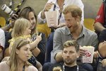 Princ Harry vtipkoval s drzou holčičkou, která mu ujídala popcorn. Jeho reakce byla dokonalá!