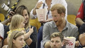 Holčička ujídala princi Harrymu popcorn. Jeho reakce byla dokonalá!