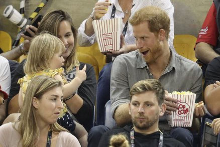 Holčička ujídala princi Harrymu popcorn. Podívejte se, jak zareagoval