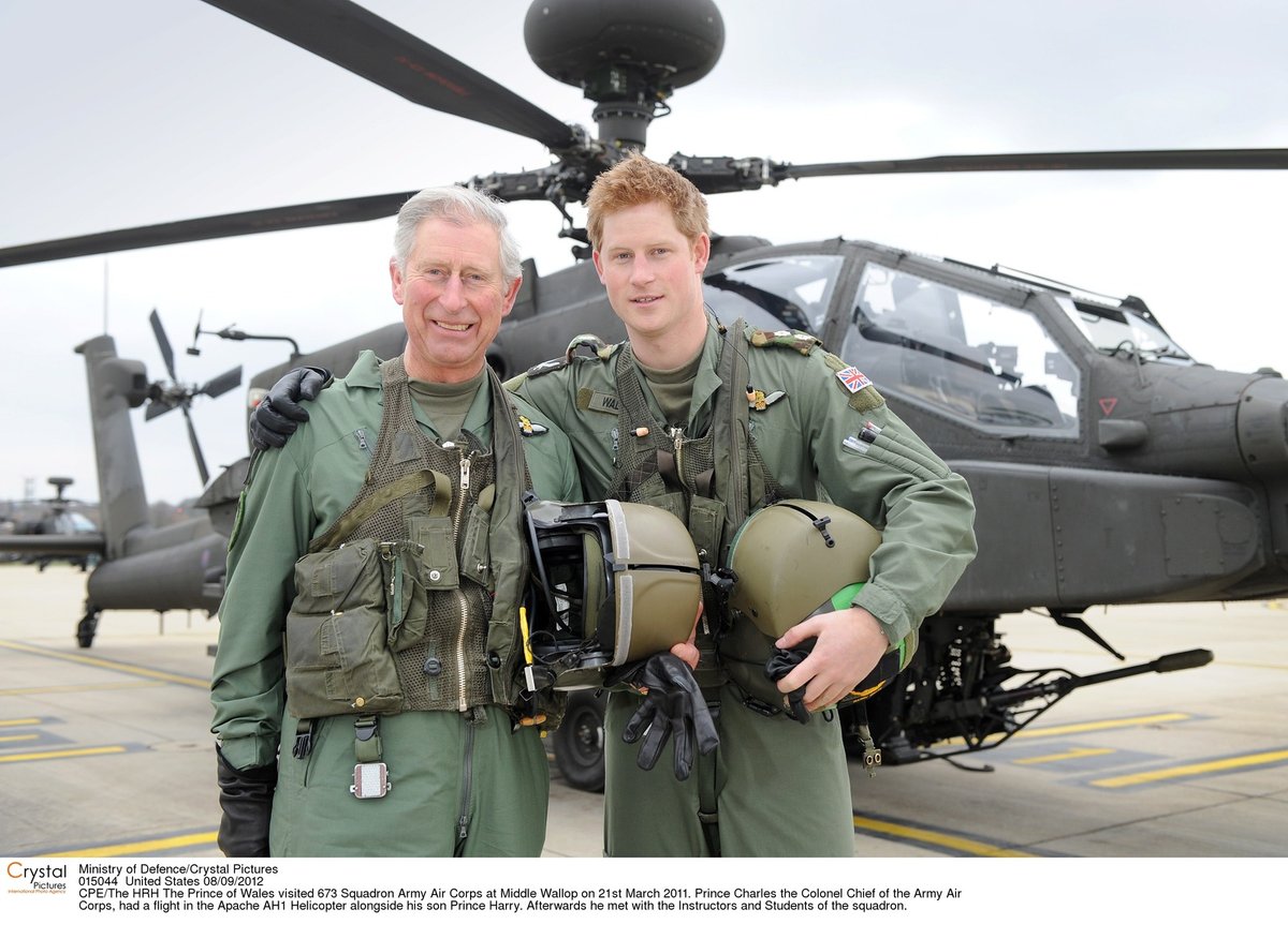 Princ Harry u své helikoptéry s pyšným tátou Charlesem.