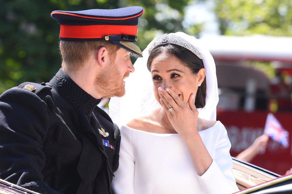 Harry s Meghan při jízdě kočárem žertoval, že prý je zralý na panáka.