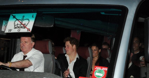 Princ Harry opouští svatební večírek Kate a Williama. Z Buckinghamského paláce odjel minibusem se svou přítelkyní Chelsy a svými sestřenicemi