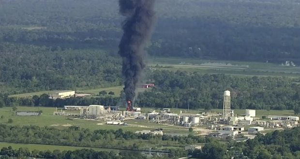 Chemička poničená záplavami znovu vzplála. Otřesou Texasem další exploze?