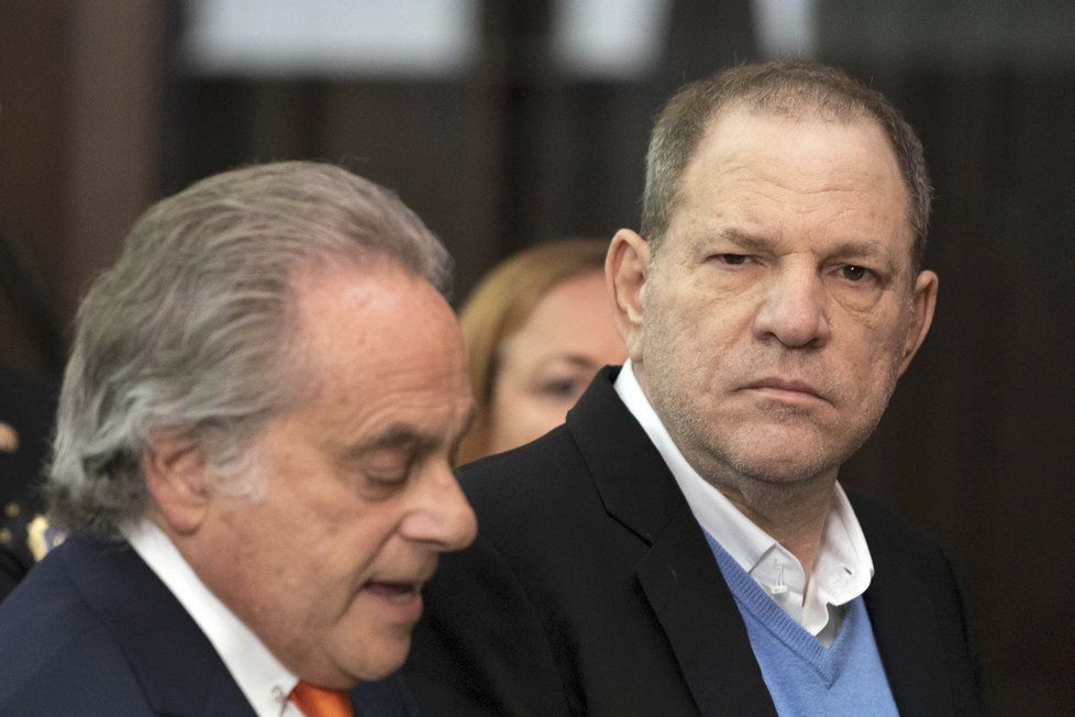 Harvey Weinstein byl propuštěn na kauci, ale má sledovací náramek.