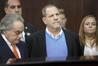 Údajně ji znásilnil, pak mu psala vřelé maily: Weinstein chce zproštění viny