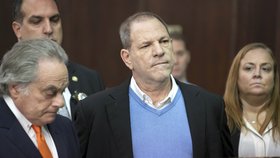 Producent Harvey Weinstein byl obviněn porotou ze znásilnění a sexuálních útoků.