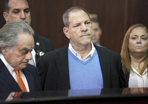 Producent Harvey Weinstein žádá zproštění viny za znásilnění a sexuální útoky.