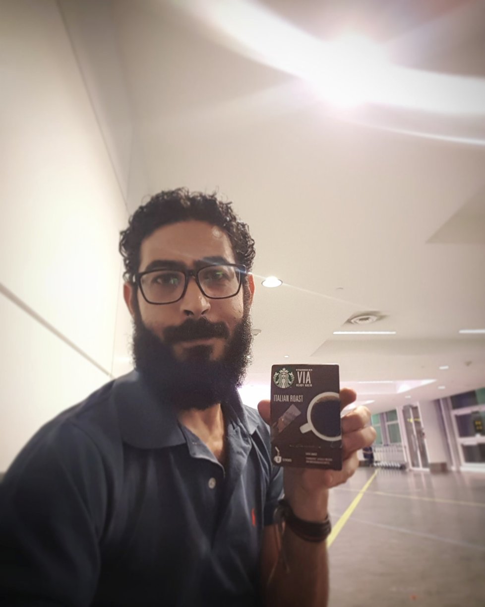 Hasan Kuntar sdílí svůj život na letišti prostřednictvím Twitteru.