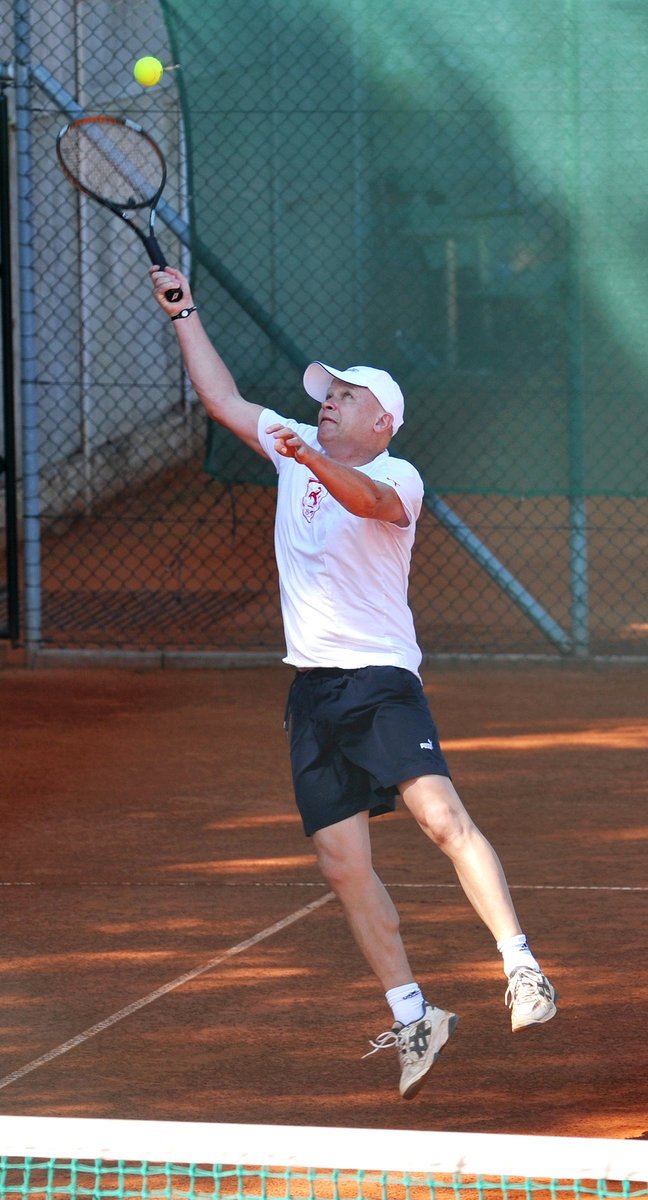 Ivan Hašek si už dva dny po rezignaci na post předsedy FAČR užíval čtyřhru v tenise. Za parťáka si vybral Ladislava Vízka.
