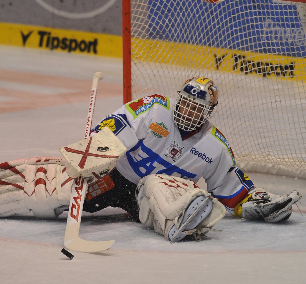 Dominik Hašek v dresu mateřských Pardubic, které na jeho počest vyřadily legendární číslo devět