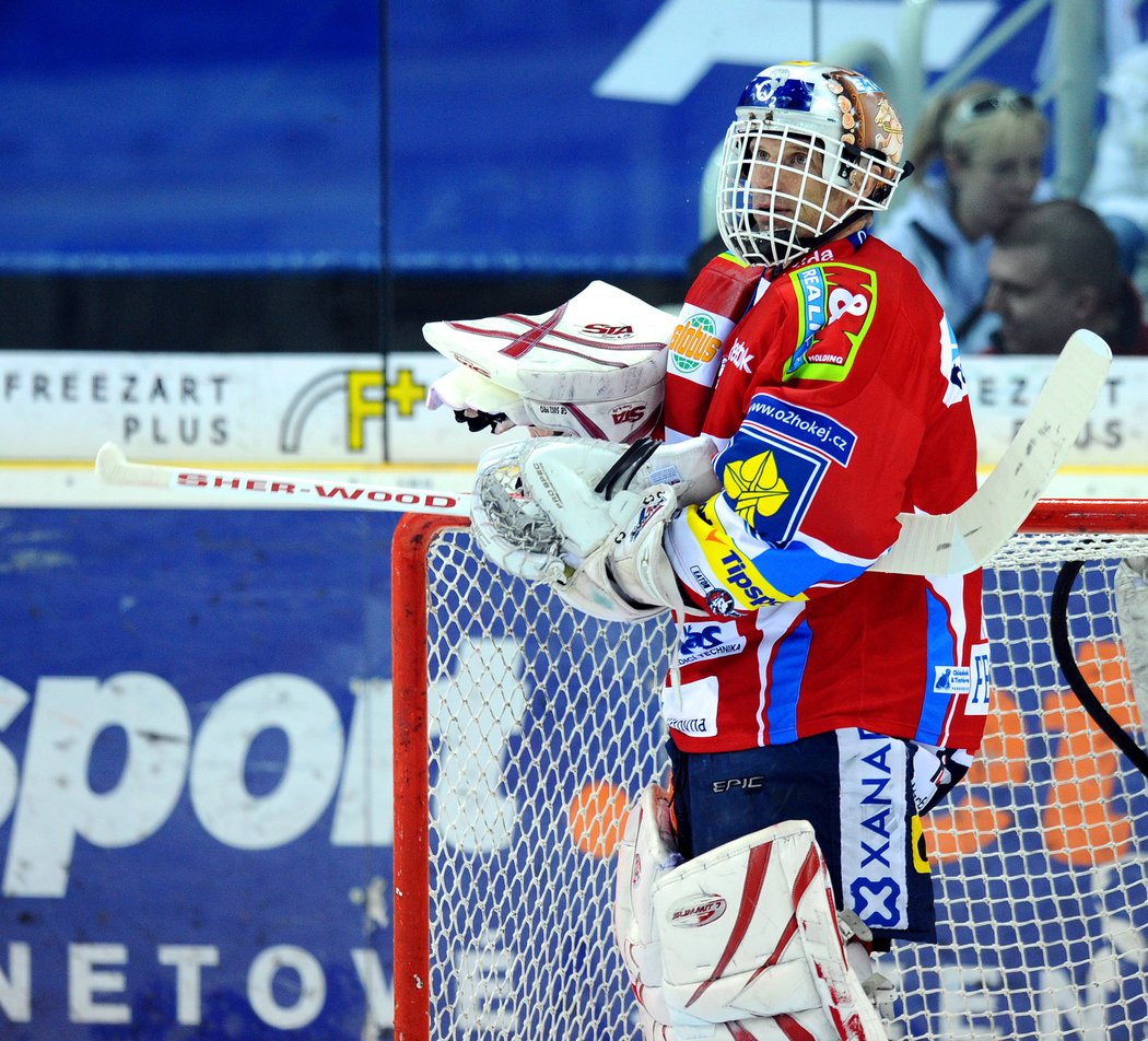 Dominik Hašek v dresu mateřských Pardubic, které na jeho počest vyřadily legendární číslo devět