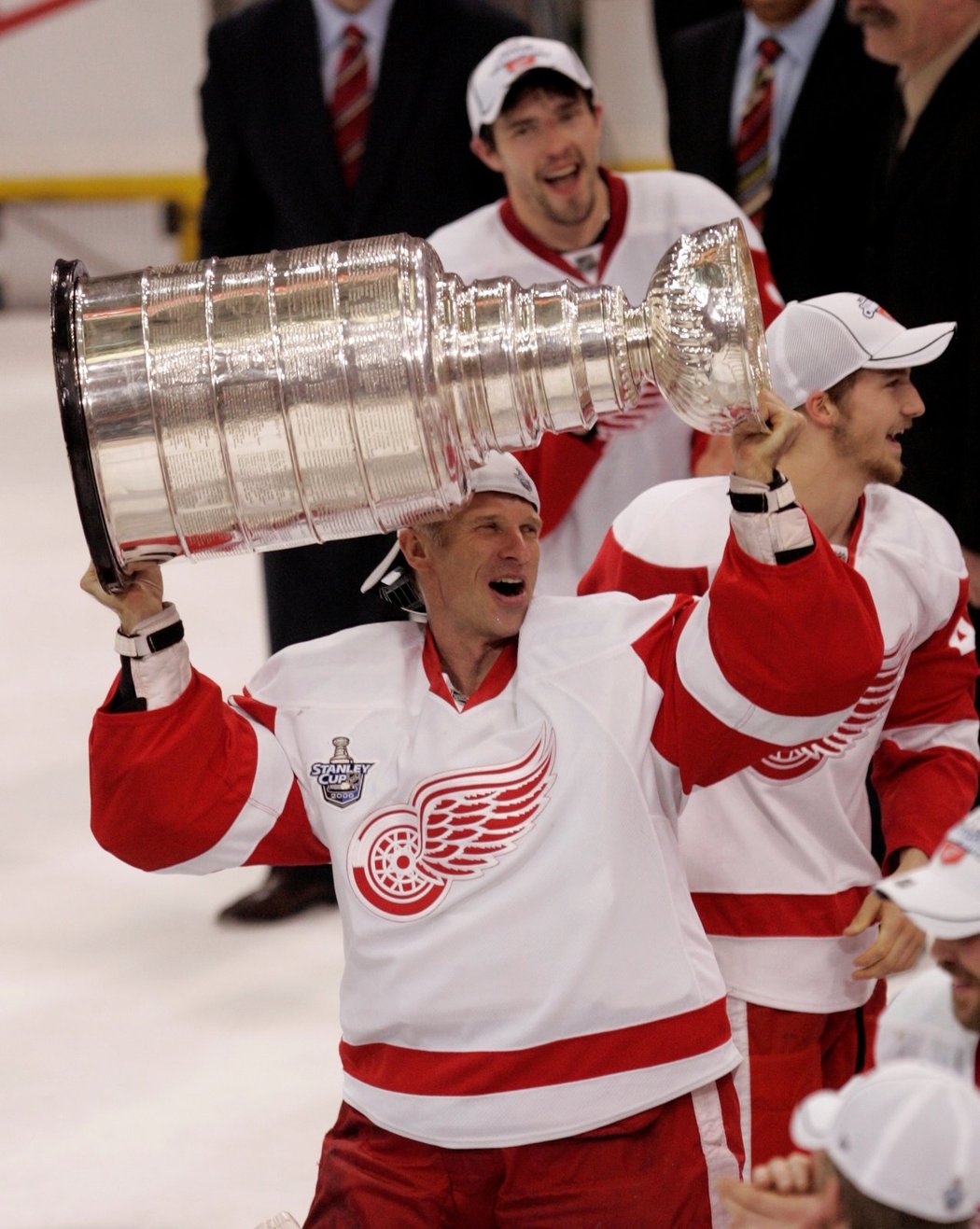 Dominik Hašek slaví na ledě Detroitu se Stanley Cupem.