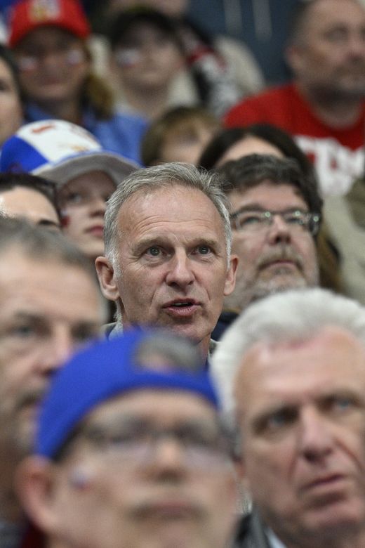 Dominik Hašek sleduje zápas proti Švýcarům. Dominik Hašek sleduje zápas proti Švýcarům.