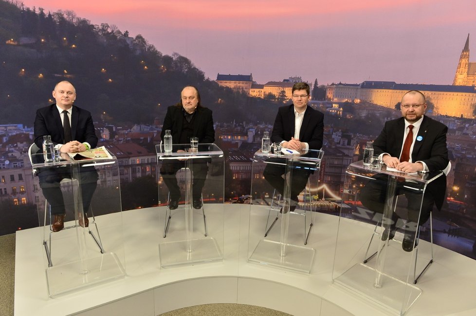 Prezidentské volby 2018: Poslední debata před otevřením volebních místností. Tým Miloše Zemana reprezentovali zleva Michal Hašek a Ladislav Jakl. Tým Drahoše pak Jiří Pospíšil a Jan Bartošek.