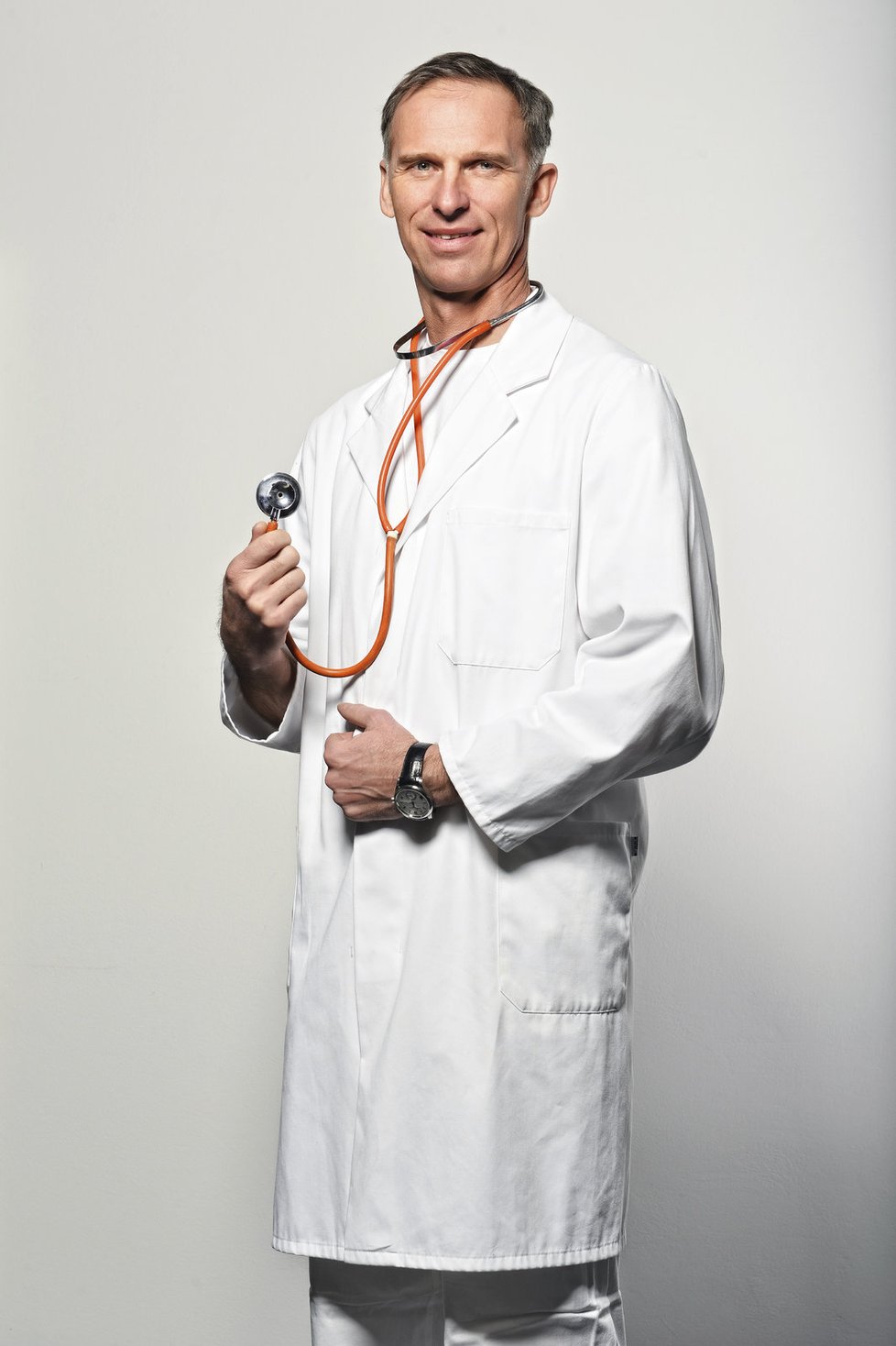 Dominik Hašek si zase vyzkoušel lékařský bílý úbor.