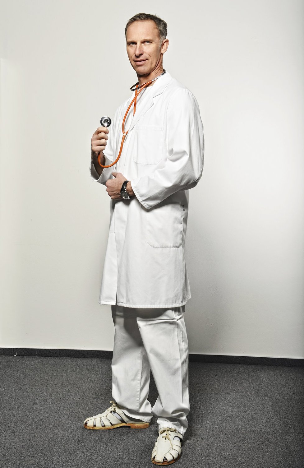 Dominik Hašek si zase vyzkoušel lékařský bílý úbor.