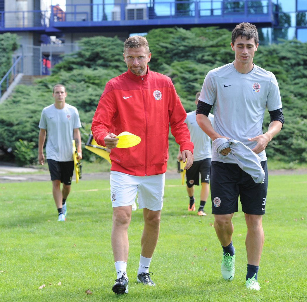 Martin Hašek pomáhal Vítězslavu Lavičkovi vést trénink Sparty. Na snímku je s Kamilem Vackem.