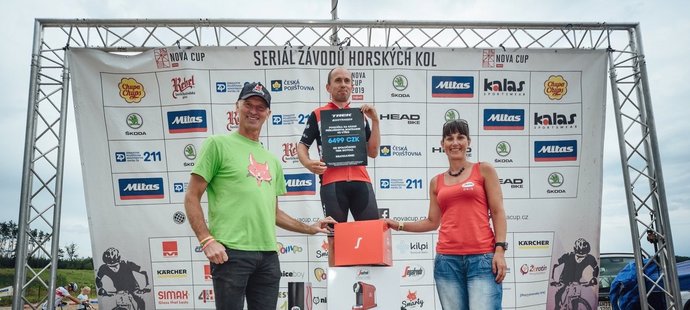 Dominik Hašek předává s Petrou Knapovou, marketingovou manažerkou Segafredo Zanetti CR, odměnu úspěšnému cyklistovi