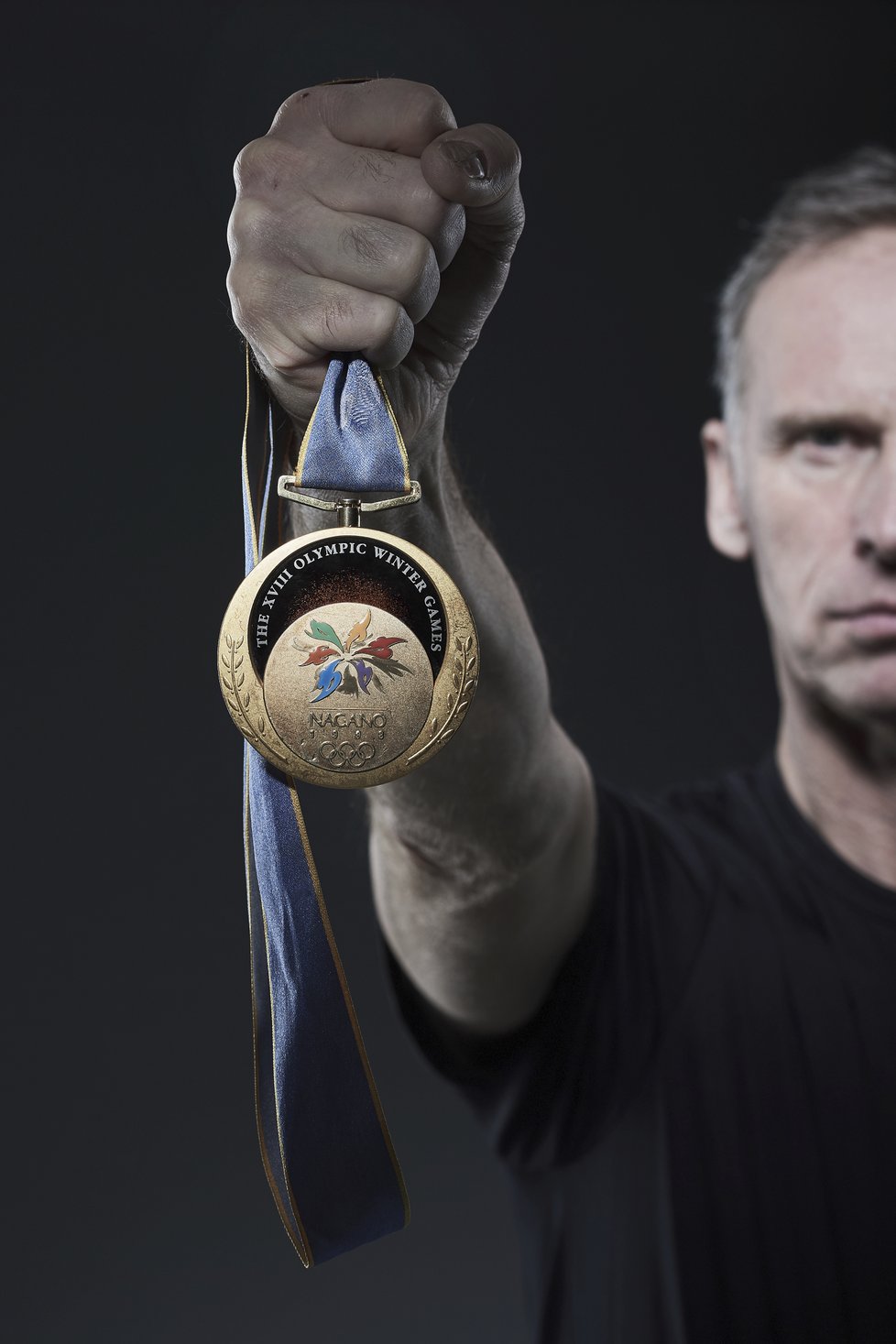 Dominik Hašek se svou zlatou medailí z Nagana