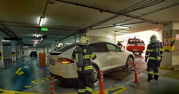 Hašení elektromobilů v Česku: Olomoučtí hasiči přišli s revolučním řešením