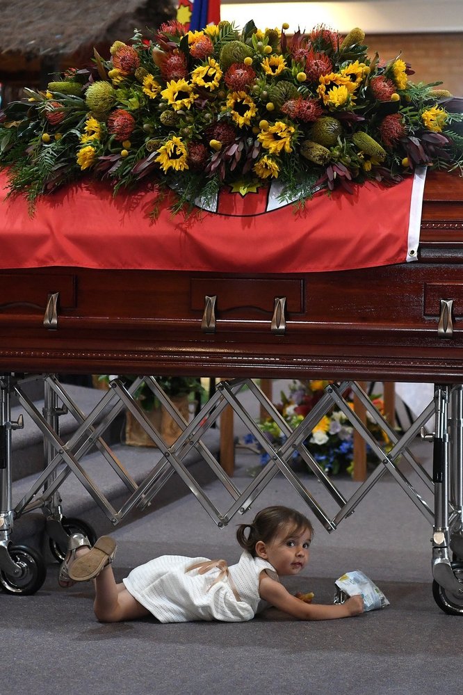 Dojemný pohřeb australského hrdiny, který zemřel při boji s požárem.